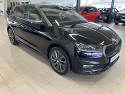 Svart (black magic pärleffekt me) Begagnad 2022 Skoda Fabia Halvkombi | 209 900 kr (Marknadspris)