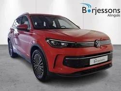 Röd Begagnad 2024 VW Tiguan Life SUV | 374 900 kr (Marknadspris)