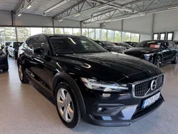 Svart Begagnad 2020 Volvo V60 CC Momentum Kombi | 239 900 kr (Marknadspris)