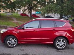 Röd Begagnad 2016 Ford Kuga SUV | 140 000 kr (Marknadspris)