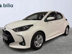Vit Begagnad 2023 Toyota Yaris Hybrid Halvkombi | 209 000 kr (Marknadspris)