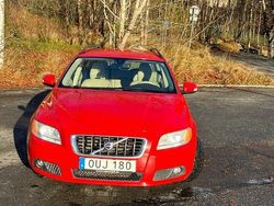 Röd Begagnad 2009 Volvo V70 Momentum Kombi | 74 000 kr (Marknadspris)