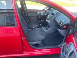 Röd Begagnad 2009 Toyota Aygo Halvkombi | 34 000 kr (Bra pris)