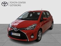 Röd Begagnad 2016 Toyota Yaris Hybrid Active Halvkombi | 159 900 kr (Marknadspris)