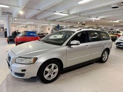 Ljusgrå (silver metallic) Begagnad 2009 Volvo V50 Kinetic Kombi | 29 900 kr (Marknadspris)