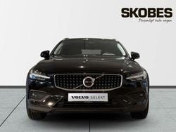 Svart Begagnad 2023 Volvo V60 CC Core Kombi | 364 900 kr (Marknadspris)