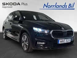 Svart (black magic pärleffekt me) Begagnad 2023 Skoda Fabia Halvkombi | 239 000 kr (Marknadspris)