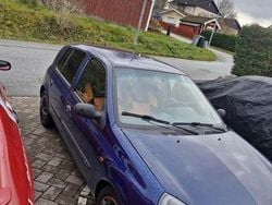 Blå Begagnad 2003 Renault Clio II Expression Halvkombi | 12 900 kr (Marknadspris)