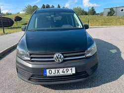 Svart Begagnad 2016 VW Caddy Maxi Life Life Minibuss | 159 000 kr (Marknadspris)