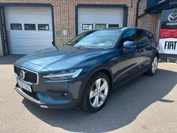 Blå Begagnad 2023 Volvo V60 CC Core Kombi | 374 500 kr (Marknadspris)