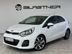 Vit Begagnad 2016 Kia Rio Halvkombi | 99 900 kr (Marknadspris)