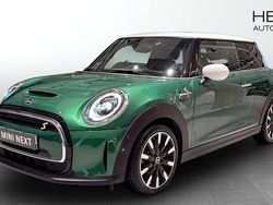Grön (green) Begagnad 2023 Mini Cooper SE Halvkombi | 228 700 kr (Marknadspris)