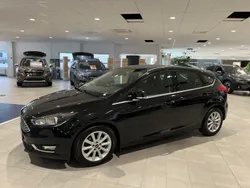 Svart Begagnad 2015 Ford Focus Halvkombi | 89 900 kr (Marknadspris)