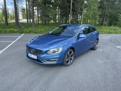 Blå Begagnad 2014 Volvo V60 Summum Kombi | 109 900 kr (Marknadspris)