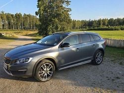 Grå Begagnad 2017 Volvo V60 CC Summum Kombi | 193 000 kr (Bra pris)