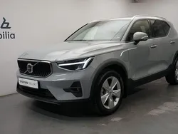 Grå Begagnad 2023 Volvo XC40 Core SUV | 349 900 kr (Marknadspris)