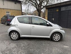 Silver Begagnad 2011 Toyota Aygo Halvkombi | 29 900 kr (Marknadspris)