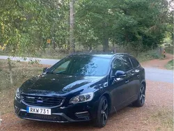 Svart Begagnad 2018 Volvo V60 R-Design Kombi | 191 000 kr