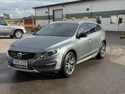 Grå Begagnad 2018 Volvo V60 CC Standard Kombi | 225 000 kr (Marknadspris)