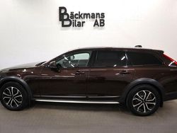 Mörkbrun Begagnad 2017 Volvo V90 CC Inscription Kombi | 279 000 kr (Marknadspris)