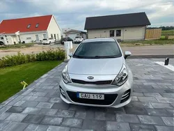 Grå Begagnad 2015 Kia Rio Halvkombi | 85 900 kr (Marknadspris)