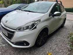 Vit Begagnad 2015 Peugeot 208 Halvkombi | 99 000 kr (Bra pris)