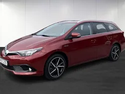 Röd (red) Begagnad 2017 Toyota Auris Hybrid Kombi | 179 900 kr (Marknadspris)