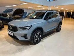 Grå (vapourgrå metallic) Begagnad 2023 Volvo XC40 Plus SUV | 364 900 kr (Marknadspris)