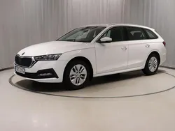 Vit (candy white) Begagnad 2023 Skoda Octavia Kombi | 269 900 kr (Marknadspris)