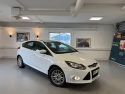 Vit Begagnad 2013 Ford Focus Titanium Halvkombi | 69 900 kr (Marknadspris)