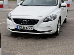 Vit Begagnad 2018 Volvo V40 Kinetic Kombi | 156 900 kr (Marknadspris)