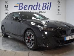 Black sapphire metallic Begagnad 2025 BMW 550e Comfort Edition Sedan | 879 500 kr (Superpris)