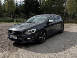 Grå Begagnad 2017 Volvo V60 R-Design Kombi | 156 000 kr (Marknadspris)
