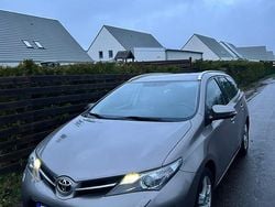 Metallicgrå Begagnad 2014 Toyota Auris Touring Sports Multidrive S Kombi | 109 000 kr (Marknadspris)