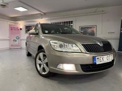 Ljusbrun (brun) Begagnad 2011 Skoda Octavia Elegance Kombi | 49 900 kr (Marknadspris)