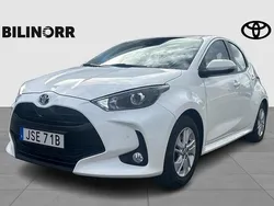 Vit Begagnad 2022 Toyota Yaris Hybrid Active Halvkombi | 209 900 kr (Marknadspris)