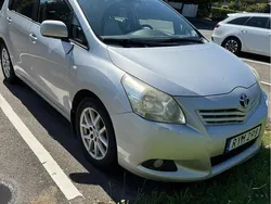 Grå Begagnad 2011 Toyota Verso Minibuss | 71 900 kr (Marknadspris)