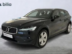 Svart Begagnad 2021 Volvo V60 CC SE Kombi | 349 000 kr (Marknadspris)