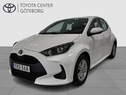 Vit Begagnad 2023 Toyota Yaris Hybrid Active Halvkombi | 219 900 kr (Marknadspris)