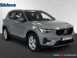 Grå Begagnad 2023 Volvo XC40 Core SUV | 349 900 kr (Marknadspris)