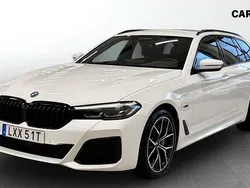 Vit (white) Begagnad 2022 BMW 530e M Sport Kombi | 349 900 kr (Marknadspris)