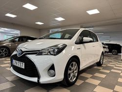 Vit Begagnad 2015 Toyota Yaris Hybrid Halvkombi | 124 800 kr (Marknadspris)