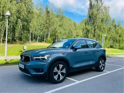 Grå Begagnad 2020 Volvo XC40 Momentum SUV | 260 000 kr (Marknadspris)