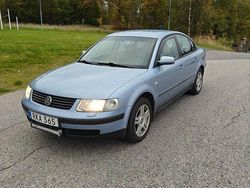 Blå Begagnad 2000 VW Passat Sedan | 16 500 kr