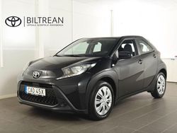 Svart Begagnad 2022 Toyota Aygo Play Halvkombi | 174 900 kr (Marknadspris)
