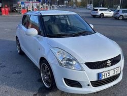 Vit Begagnad 2011 Suzuki Swift Halvkombi | 56 000 kr (Marknadspris)