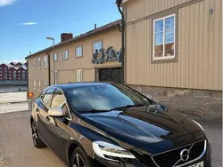 Svart Begagnad 2019 Volvo V40 R-Design Kombi | 215 000 kr (Marknadspris)