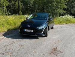 Svart (phantom black) Ny 2024 Hyundai i20 Essential Halvkombi | 224 900 kr (Bra pris)