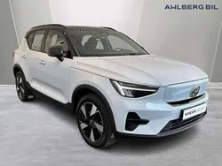 Grå Begagnad 2023 Volvo XC40 Plus SUV | 439 500 kr