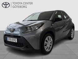 Grå Begagnad 2024 Toyota Aygo Play Halvkombi | 169 900 kr (Marknadspris)